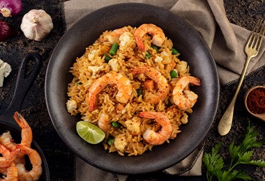 Plato de arroz con comida de mar