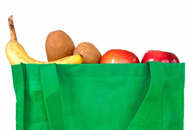 Bolsa de mercado con alimentos ricos en potasio