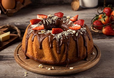 Bundt cake de decorado con chocolate y fresas 