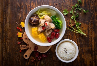 Una sopa oriental de verduras preparada con un caldo de pollo