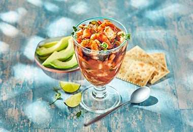 Ceviche con camarones y salsa de tomate