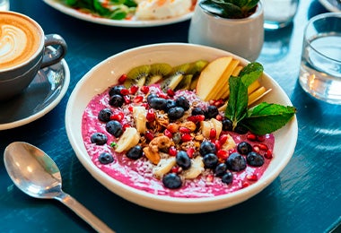 Bowl con açaí, granada y otras frutas