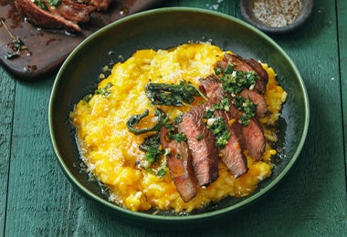 Un plato de polenta con churrasco, dos comidas brasileñas muy famosas