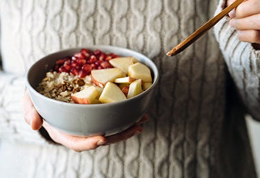 Bowl con cereales y frutas, comidas vegetarianas