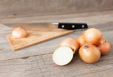 Cuchillo de cerámica y cebolla picada 