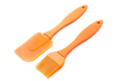 Brocha y espátula de silicona en color naranja