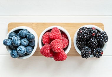 Variedad frutos rojos frambuesas, arándanos y zarzamoras