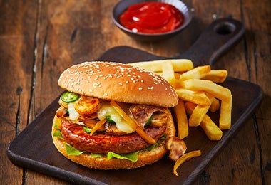 Hamburguesa con portobello, papas y salsa de tomate 