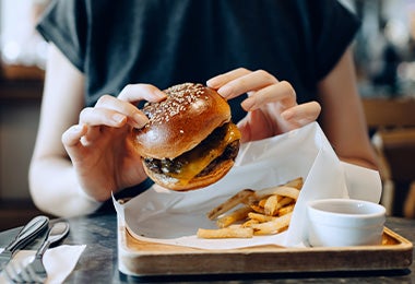 Mini hamburguesa con queso y papas