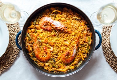 Paella típica española con mariscos, arroz y verduras