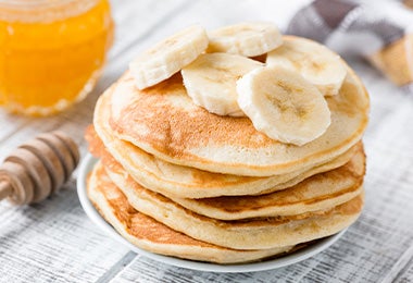 Pancakes con plátano y miel para desayuno del Día del Padre