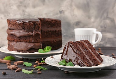 Torta de chocolate con hojas de menta