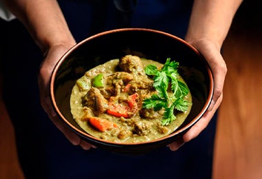 Pollo al curry preparado en olla multifuncional