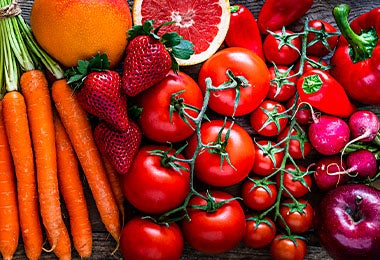 Tomates junto a otras frutas y verduras, como zanahorias y fresas