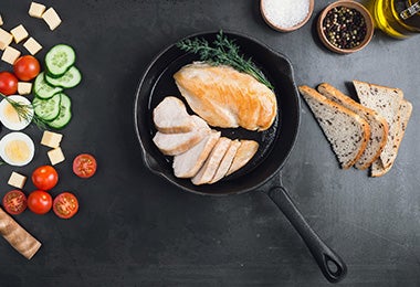 Pechuga de pollo con verduras, preparada en una sartén de hierro