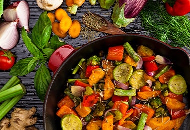 Verduras a la plancha cocinadas en una sartén de hierro