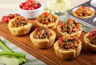 Tapas españolas con pimientos, carne y verduras en una tabla de madera