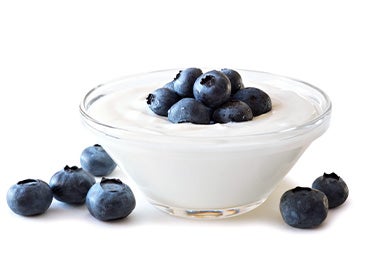 Tazón de arándanos con yogurt griego, opción de postre con proteína