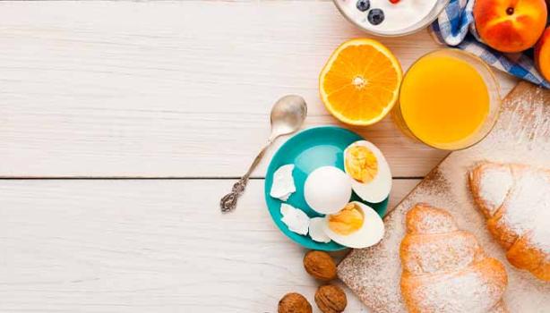 Desayuno continental con fruta, huevo y pan