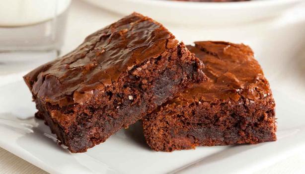 Dos brownies sobre un plato blanco, una de las recetas con chocolate más famosas