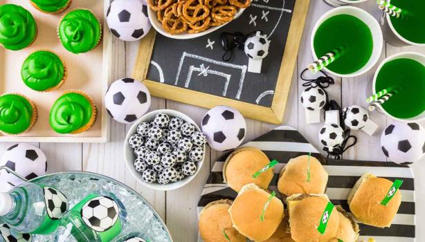 Mesa con snacks fáciles para ver fútbol