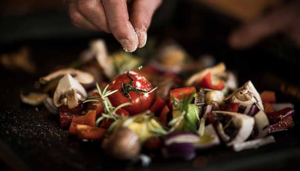 Ingredientes tomates y ajos sartén para hacer tatemado 