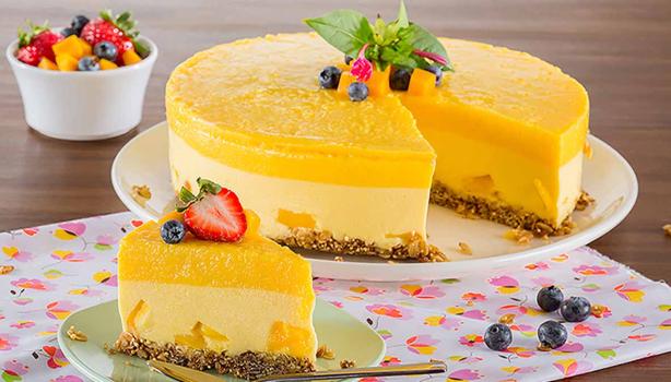 Una mousse de mango decorada con otras frutas, un postre delicioso