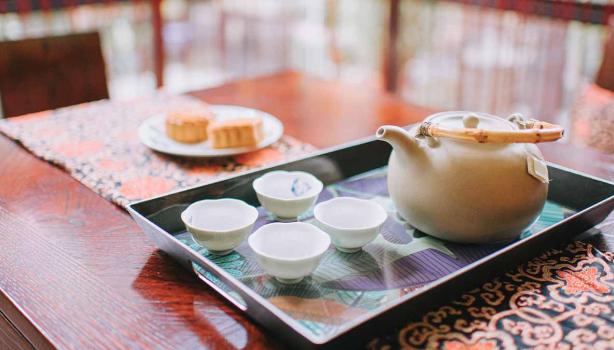 Juego de té con pastelitos 