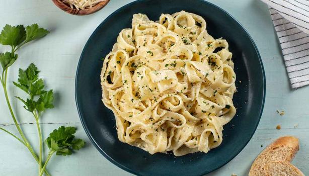 Plato de fetuccini con salsa Alfredo 