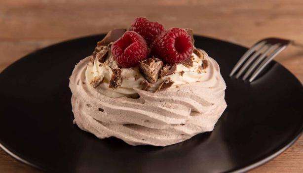 Receta pavlova decorada con frambuesas frescas