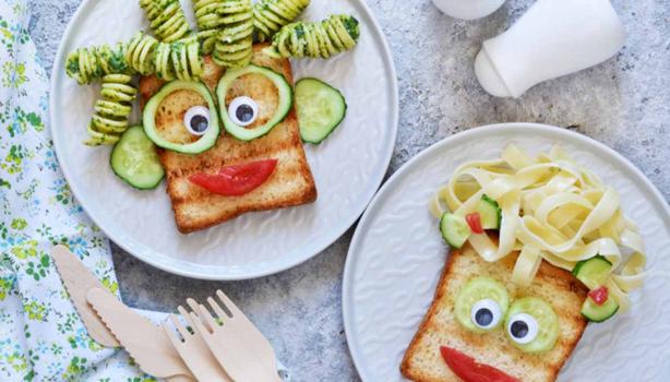 Sándwich decorado con pasta y verdura, comida para fiesta infantil 