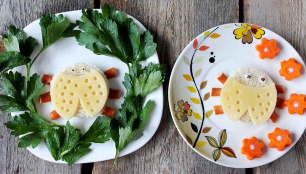 Queso y pan preparados con cortador de alimentos