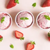 Vaso con helado de fresa Vaso con helado de fresa