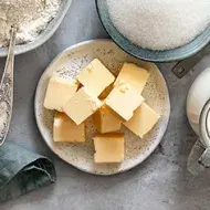 Es muy fácil hacer mantequilla casera con crema de leche. Mantequilla con otros ingredientes de repostería.