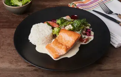 Salmón dorado con vegetales