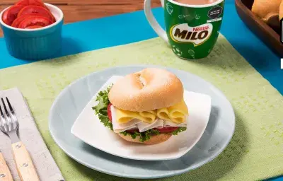 Sándwich de Jamón, Queso, Tomate y Lechuga